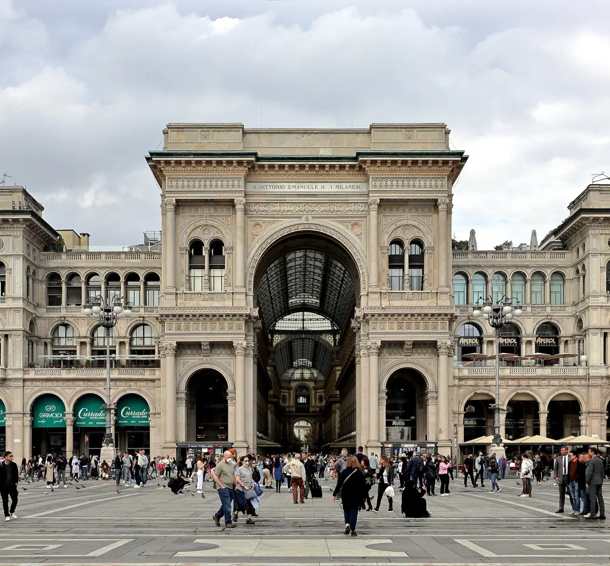 Triumphal arch entrance to the Galleria from the piazza